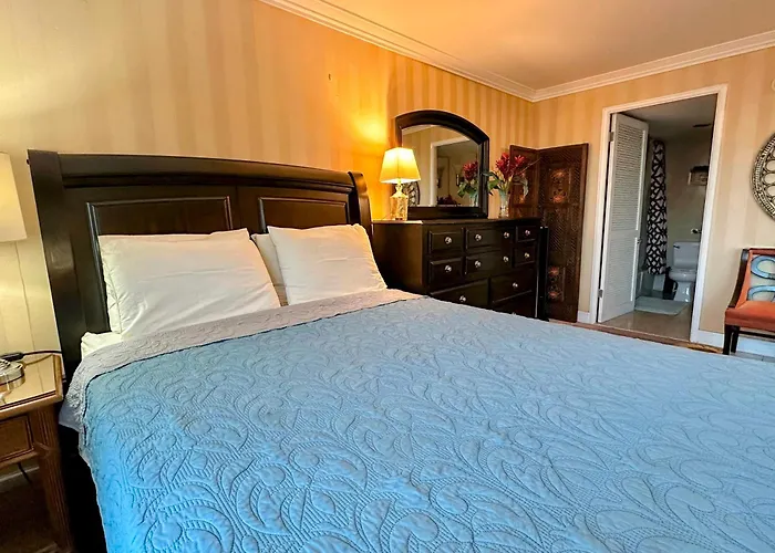 Vacation Rental Studios At Royal Garden Waikiki